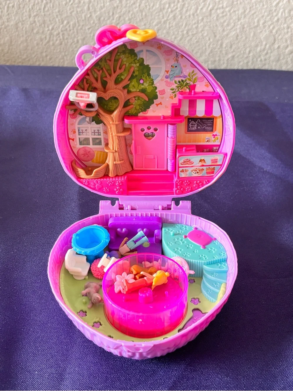 Polly Pocket Lot Of 3 Compact Play sets With Mini Dolls And Accessories